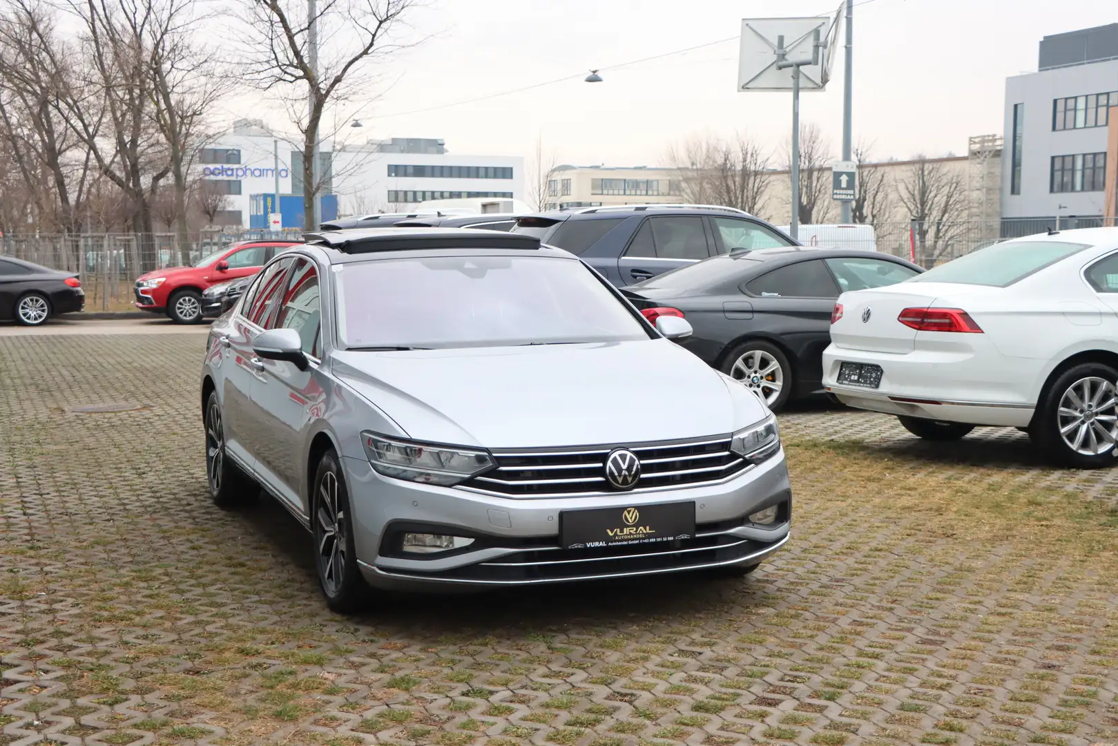 Volkswagen Passat Elegance Passat 2,0 TDI  SCR DSG | PANO | RFK |AHK Grau - 2