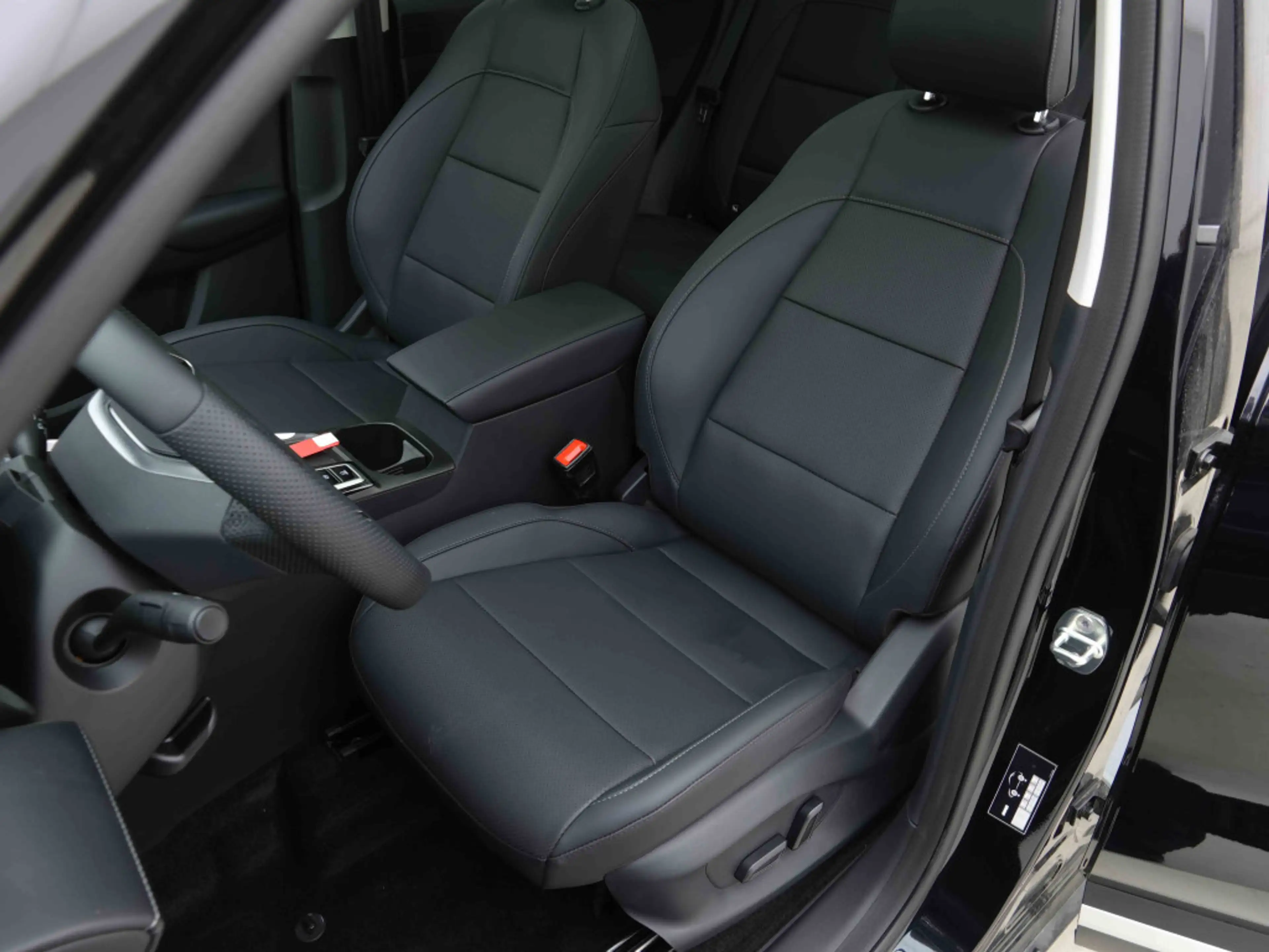 MG ZS Hybrid+ 194 Luxury | Pano | Leather | 360Cam | GPS | Heated Seats | ALU18 — photo 7