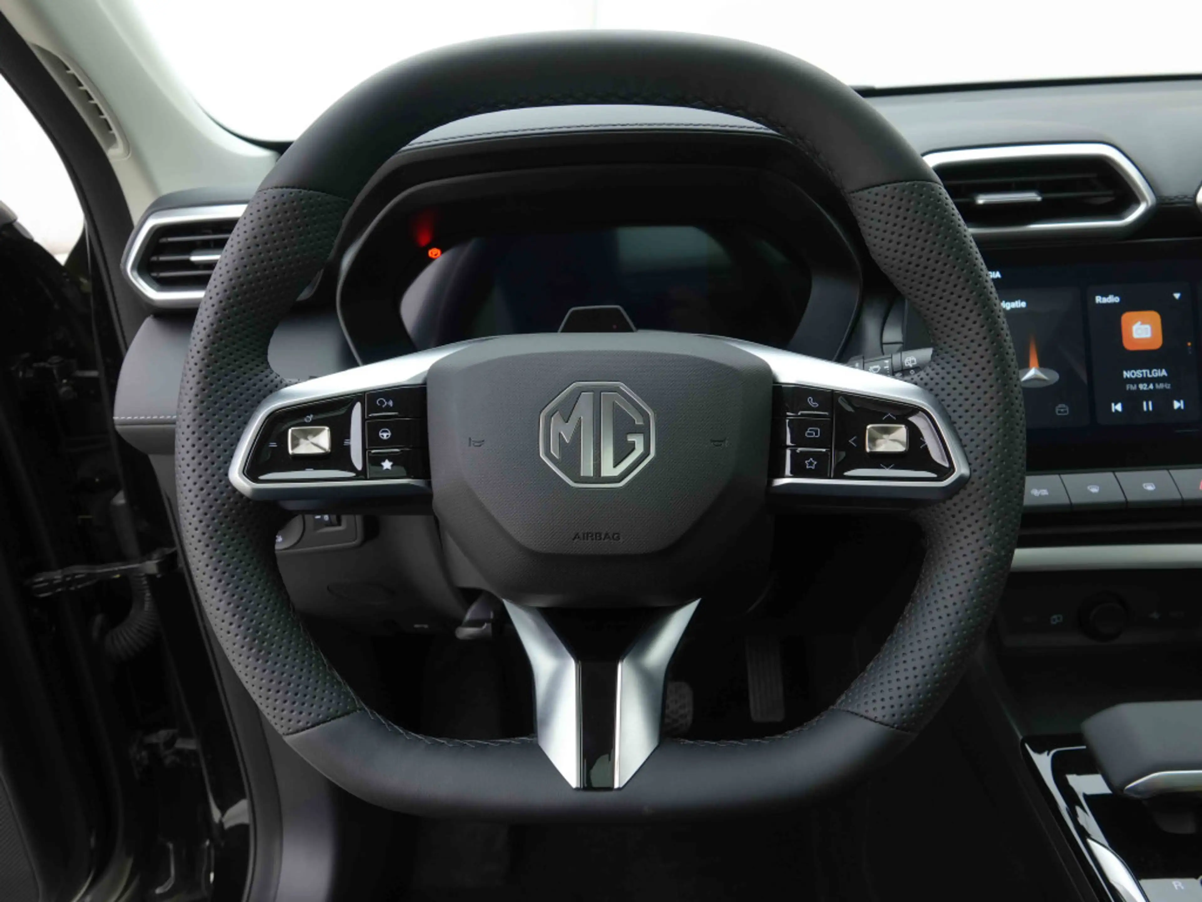MG ZS Hybrid+ 194 Luxury | Pano | Leather | 360Cam | GPS | Heated Seats | ALU18 — photo 10