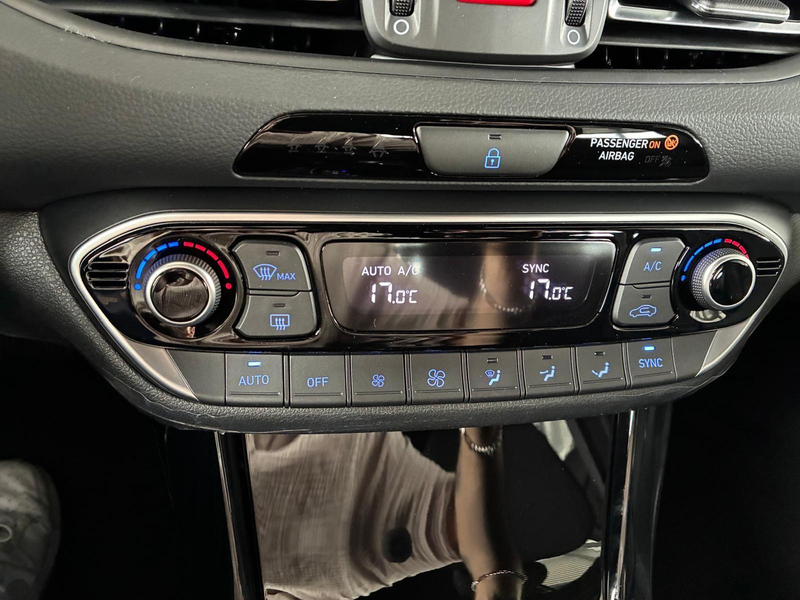 Hyundai i30 Kombi Comfort Plus 1.0 TGDI DCT / Navi Sitz + L... — photo 15