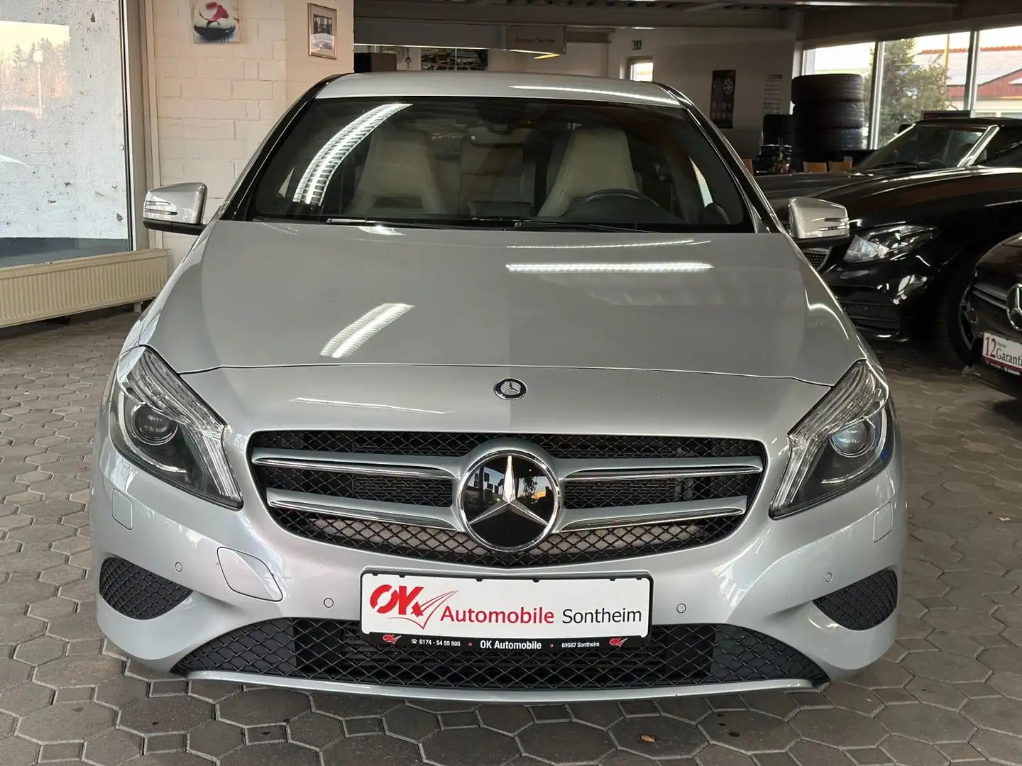Mercedes-Benz A 180 BlueEfficiency Urban*Teilleder*PDC*SHZ*Nav Silber - 2