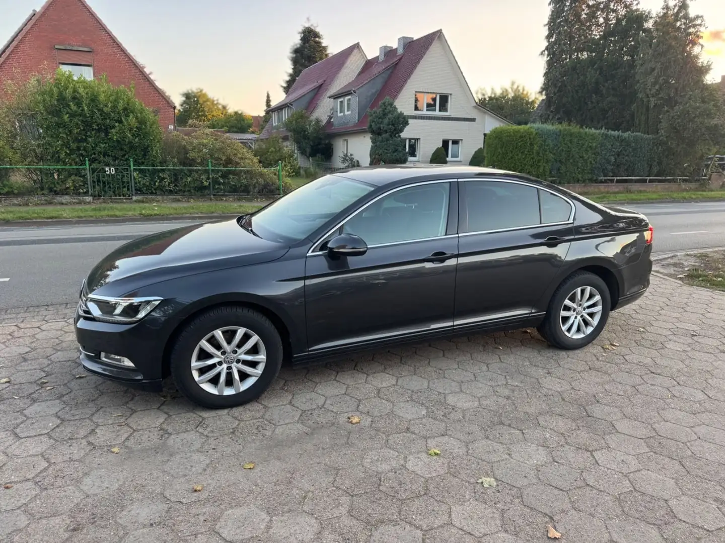 Volkswagen Passat 2.0 TDI Lim. DSG*LED+digi Tacho+ACC Grau - 1