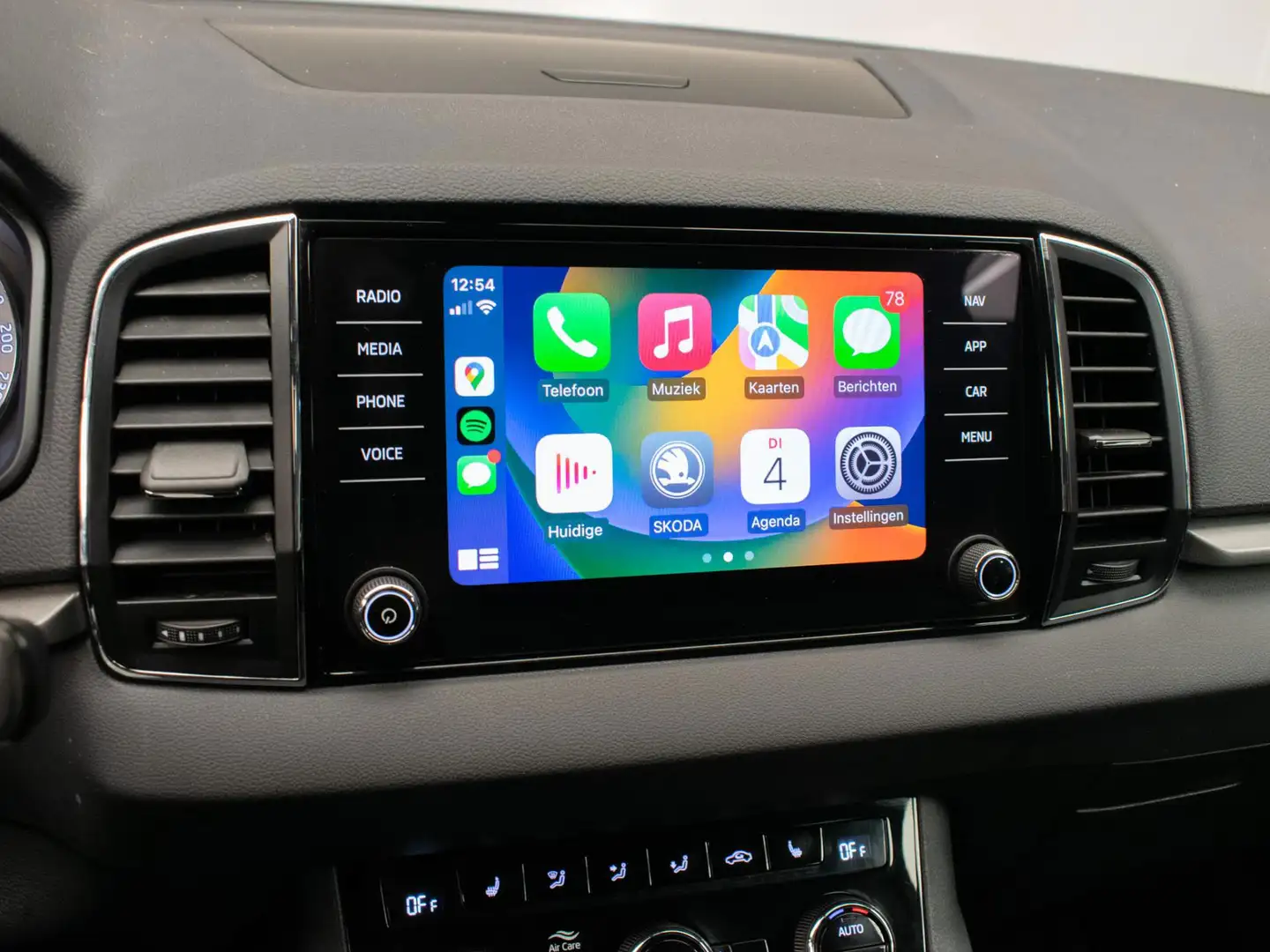 Skoda Karoq 1.0 TSI Ambition Sport (APPLE CARPLAY,NAVI,LED,CRU Grijs - 2