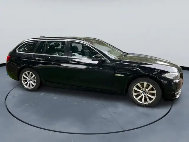 BMW 5 Series view 4