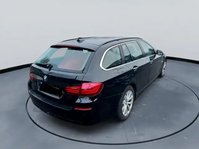 BMW 5 Series view 6