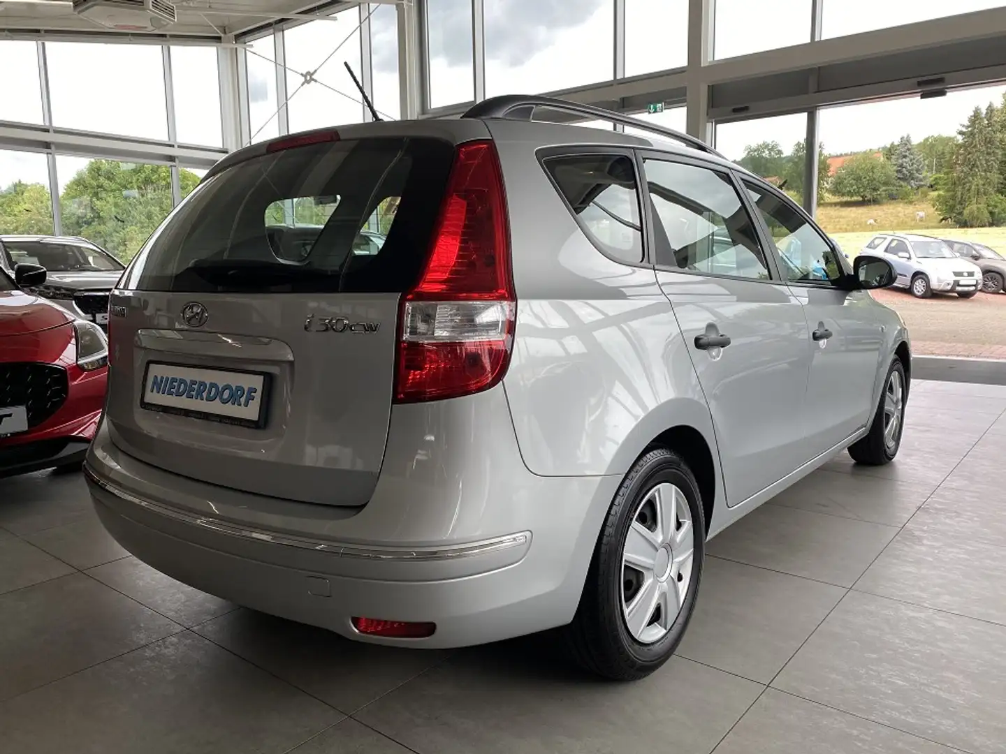 Hyundai i30 Kombi 1.6 Edition Plus Silber - 2