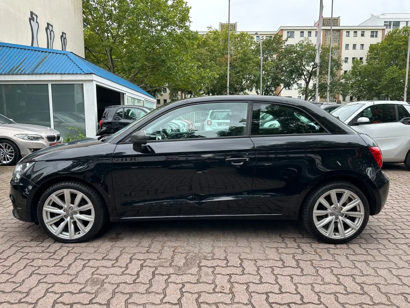 Audi A1 1.6 TDI attraction*KLIMA*SERVO*AUDIO*SHZ*PDC Schwarz - 2