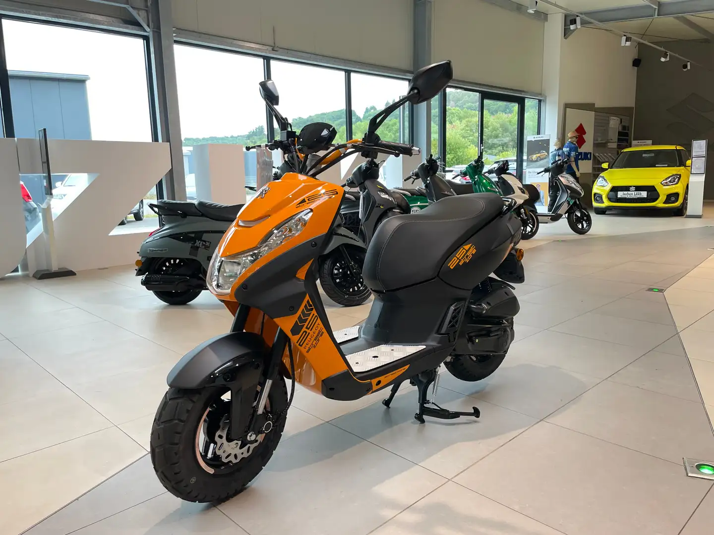 Peugeot Streetzone Roller/Scooter in Orange neu in Idar-Oberstein für €  2.500,-