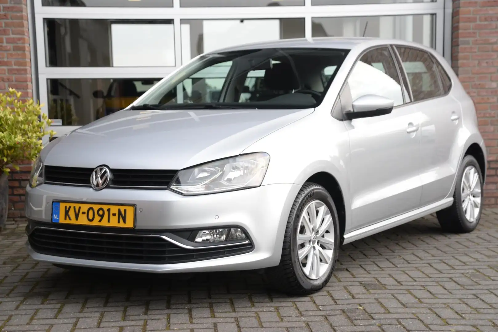 Volkswagen Polo 1.2 TSI Comfortline | Lichtmetaal | Cruise | PDC | Grau - 1