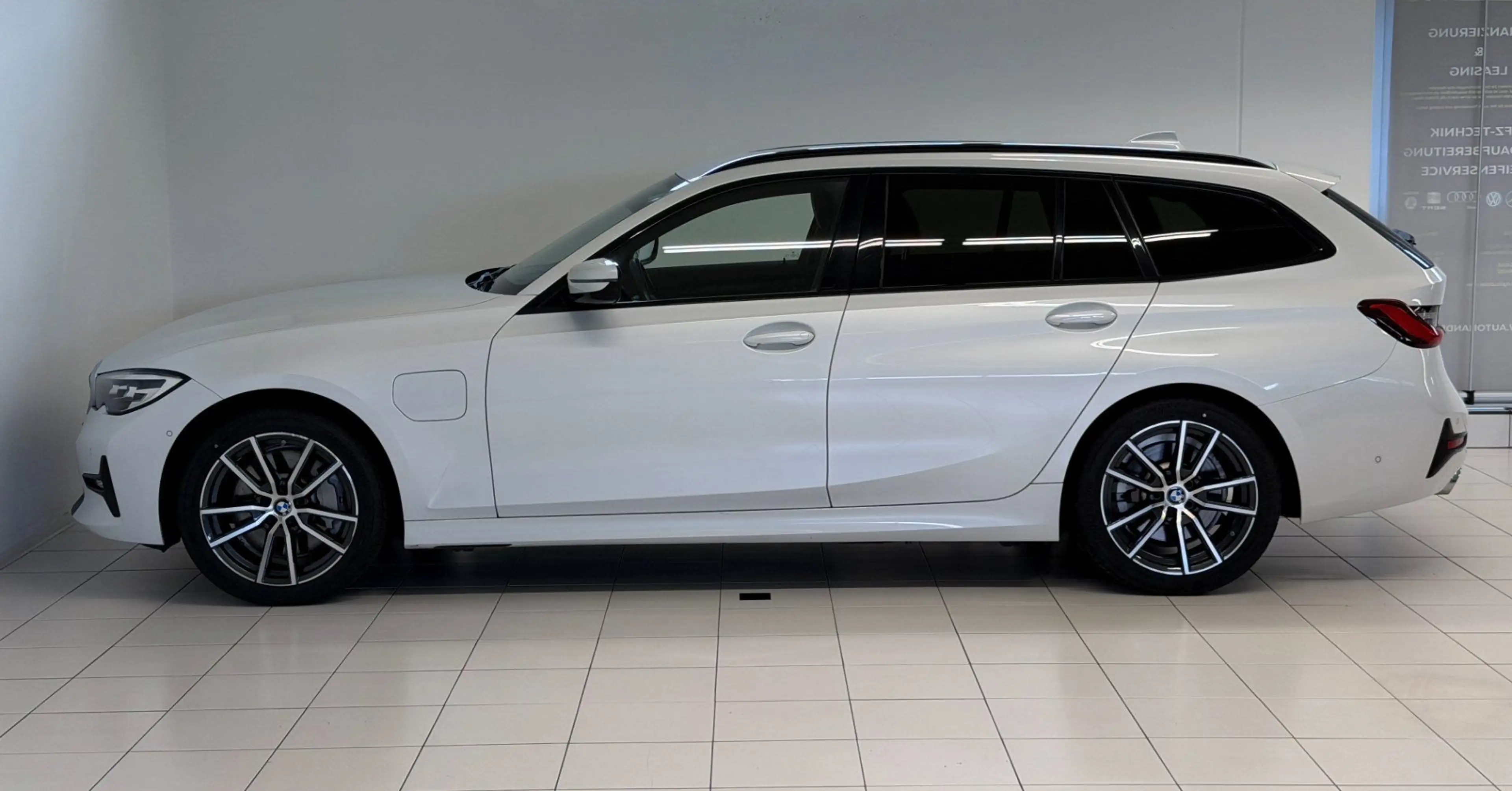 BMW 330 e Sport Line*1.BESITZ*ACC*AHK* — photo 8