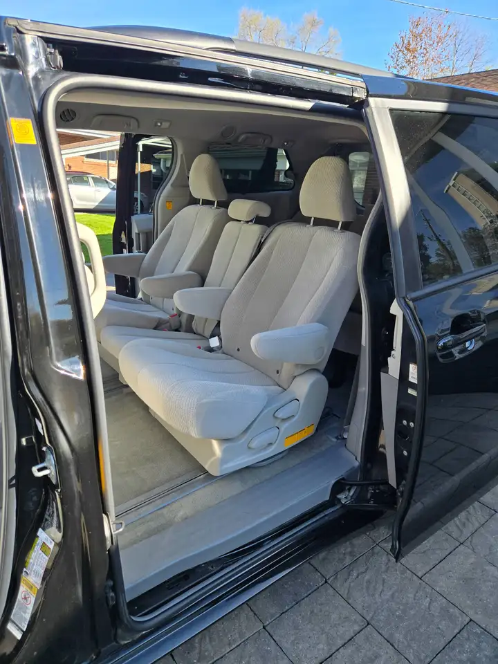 Toyota Sienna снимка Toyota Sienna