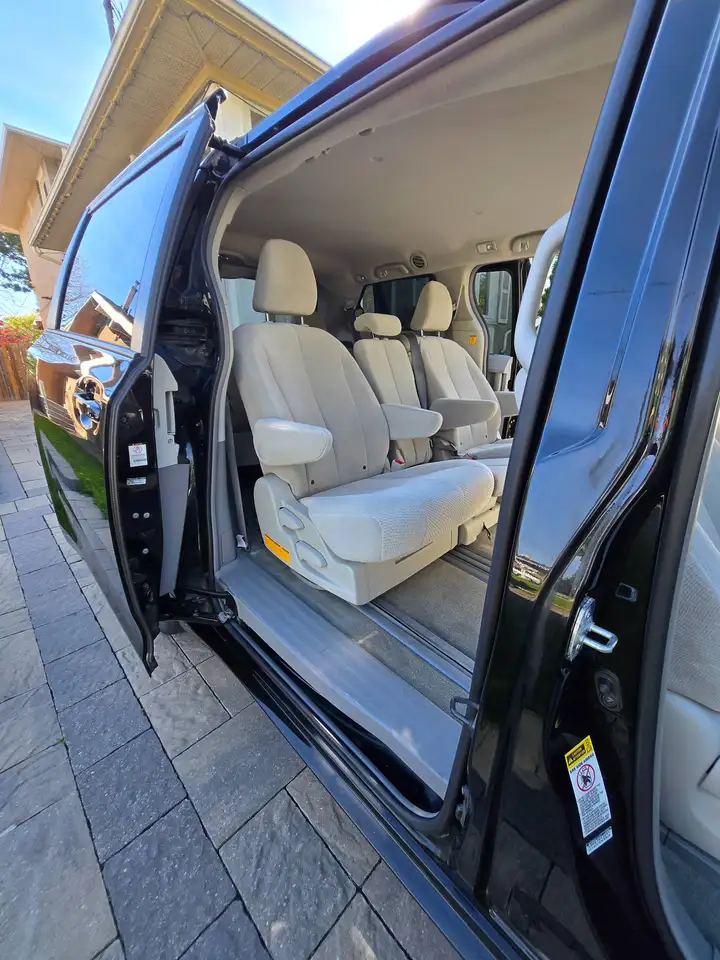Toyota Sienna снимка Toyota Sienna