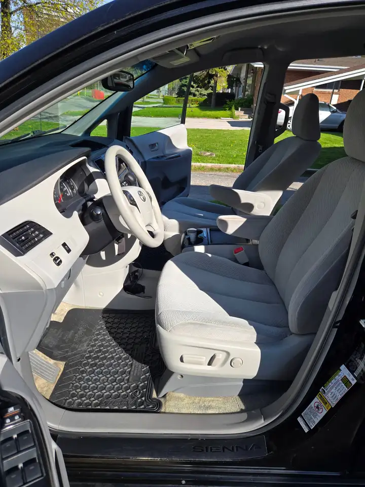 Toyota Sienna снимка Toyota Sienna