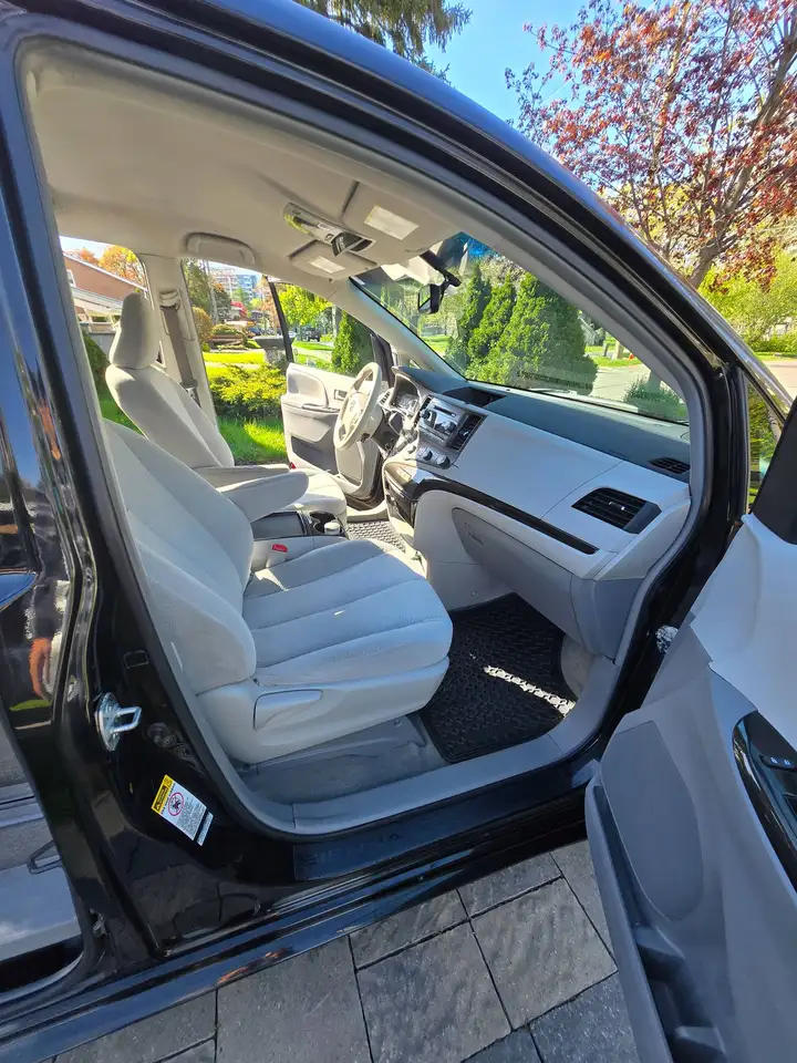 Toyota Sienna снимка Toyota Sienna
