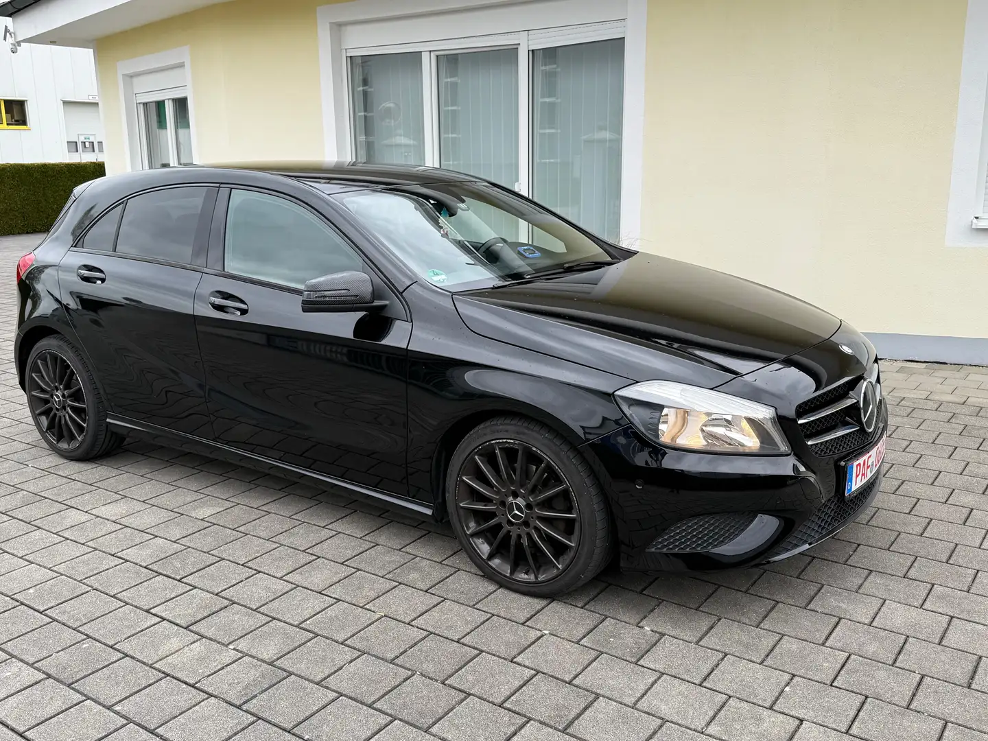 Mercedes-Benz A 200 CDI (BlueEFFICIENCY) Urban Schwarz - 2