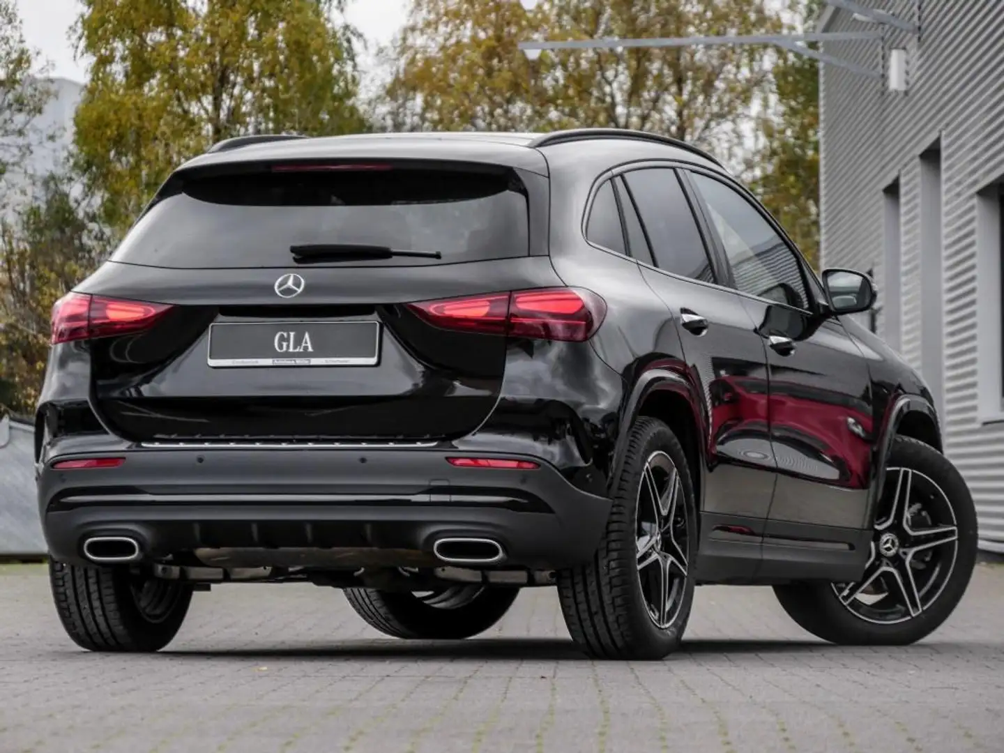 Mercedes-Benz GLA 250 4M AMG-Sport/LED/Cam/Pano/Night/Keyl/19" Schwarz - 2