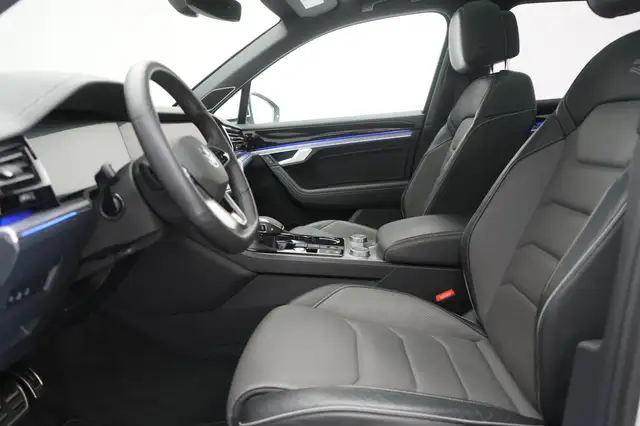 Volkswagen Touareg view 9