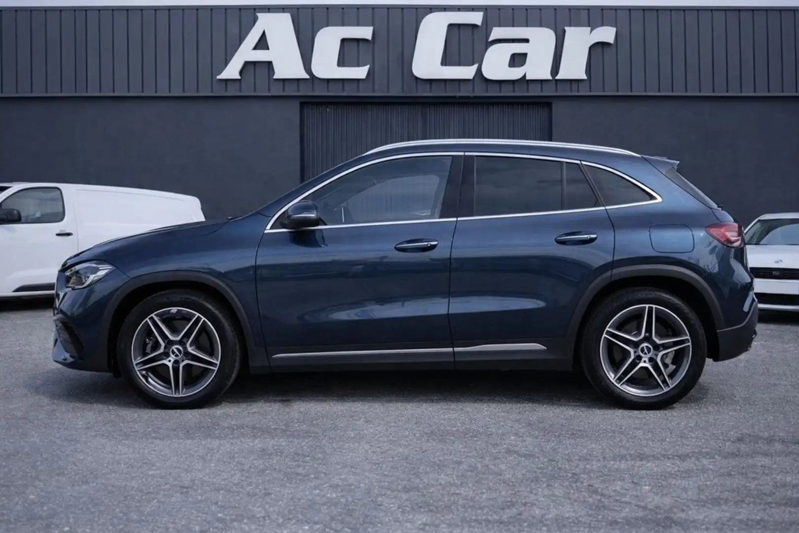 Mercedes-Benz GLA 200 D Bleu - 2