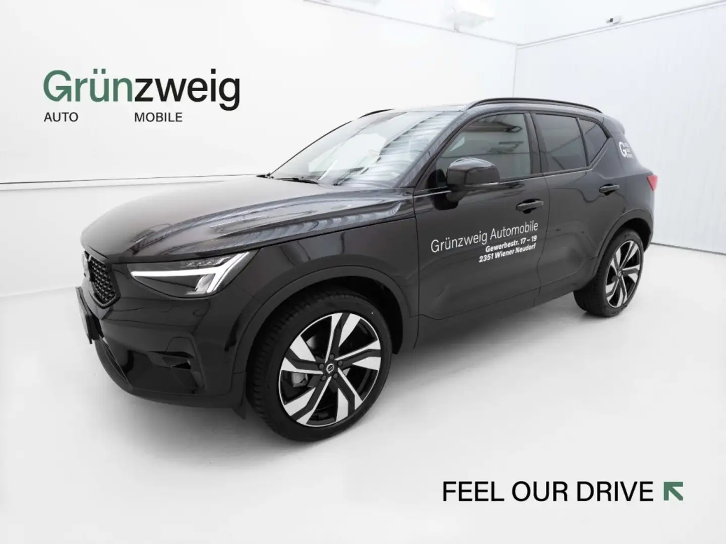 Volvo XC40 Black Edition Plus, B3 Mild Hybrid, Benzin Noir - 1