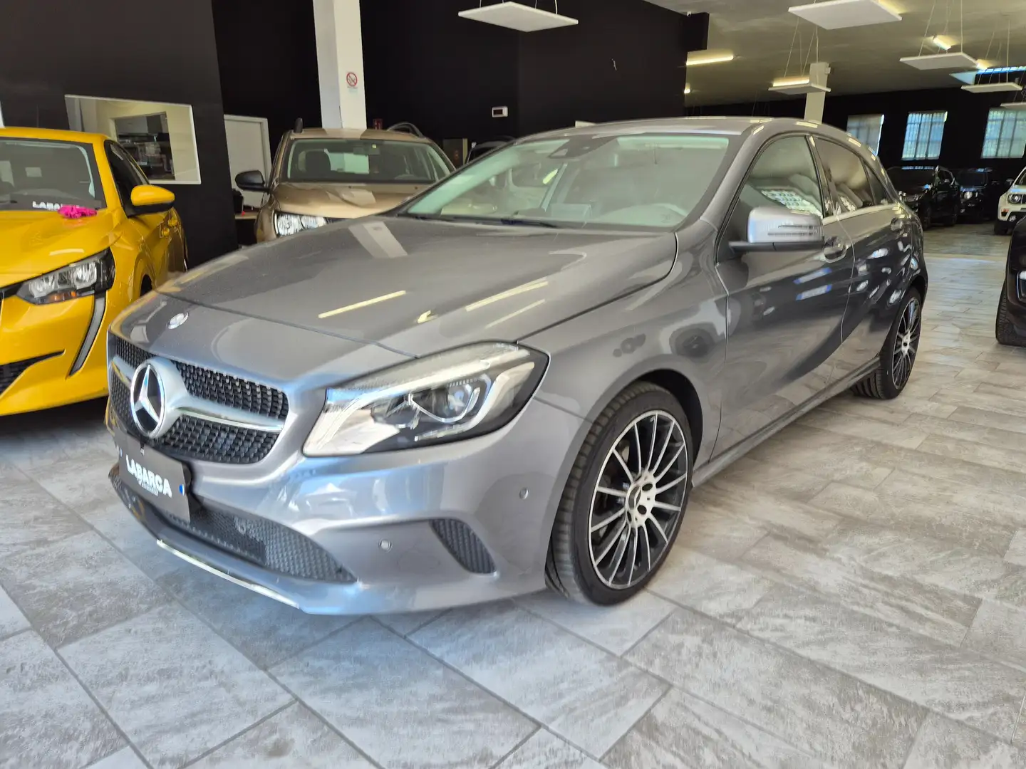Mercedes-Benz A 200 Classe A - W176 d Premium auto my16 Gris - 2
