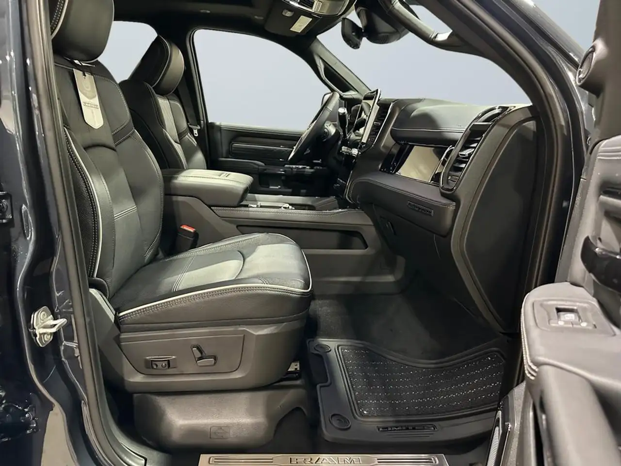 RAM 3500 снимка RAM 3500