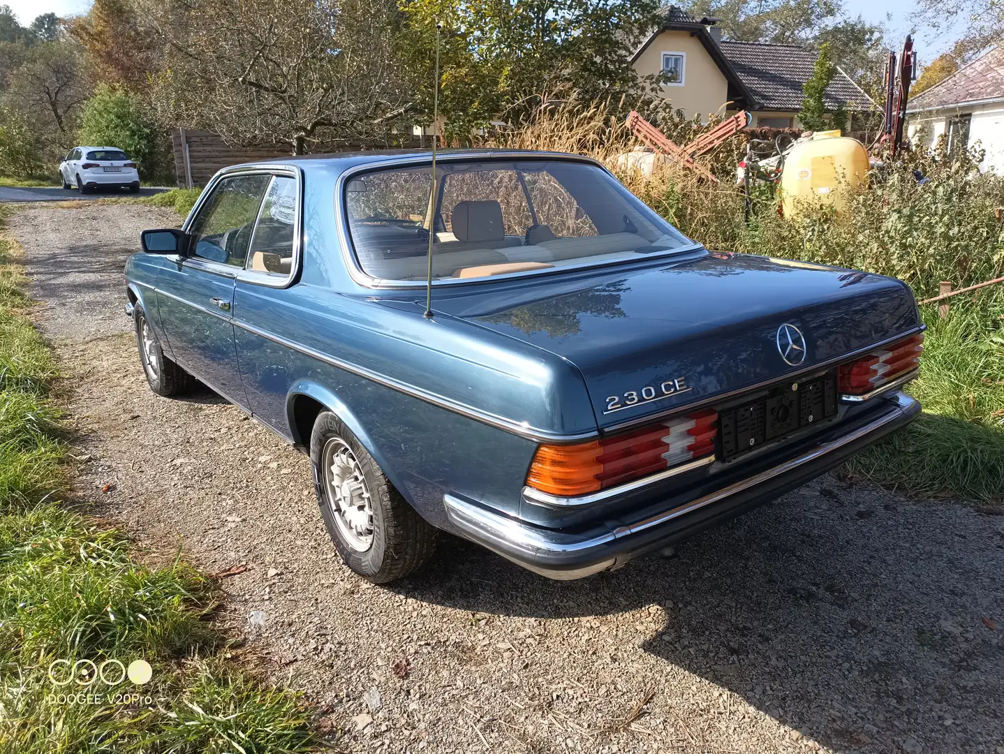 Mercedes-Benz 230 W123 230CE Blau - 2