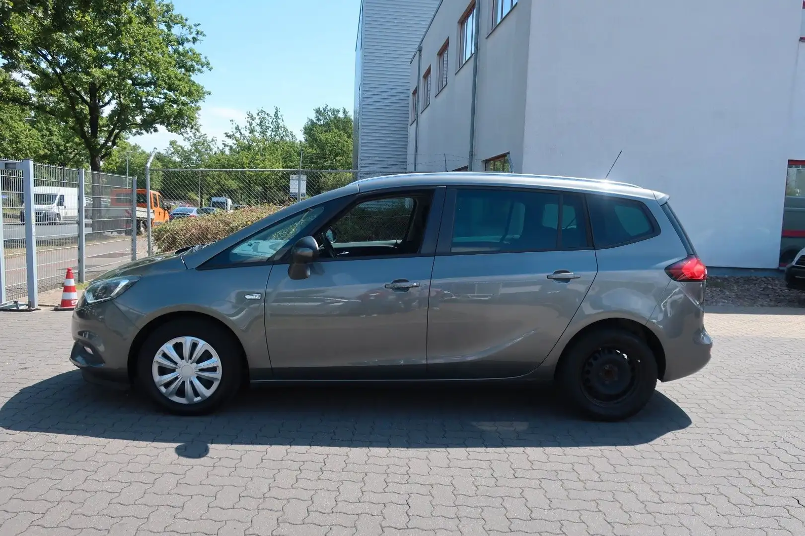 Opel Zafira C Business / 1.Hd. / Klima / Voice/FN:105 Grau - 2