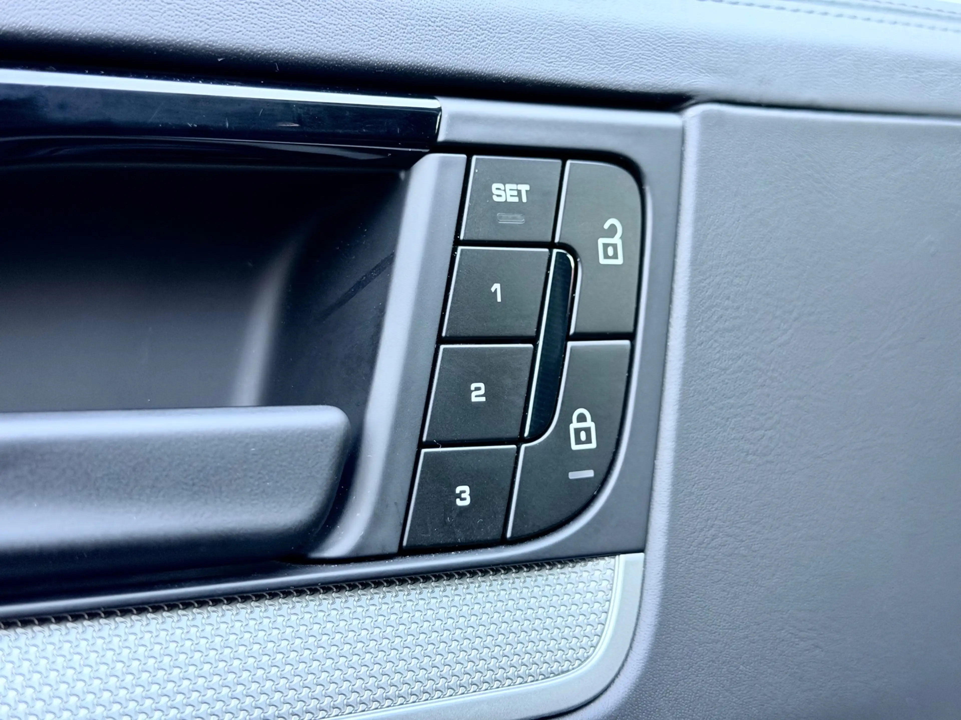 Porsche Cayenne 3.0 E-Hybrid Pano/Bose/360/Memory — photo 13