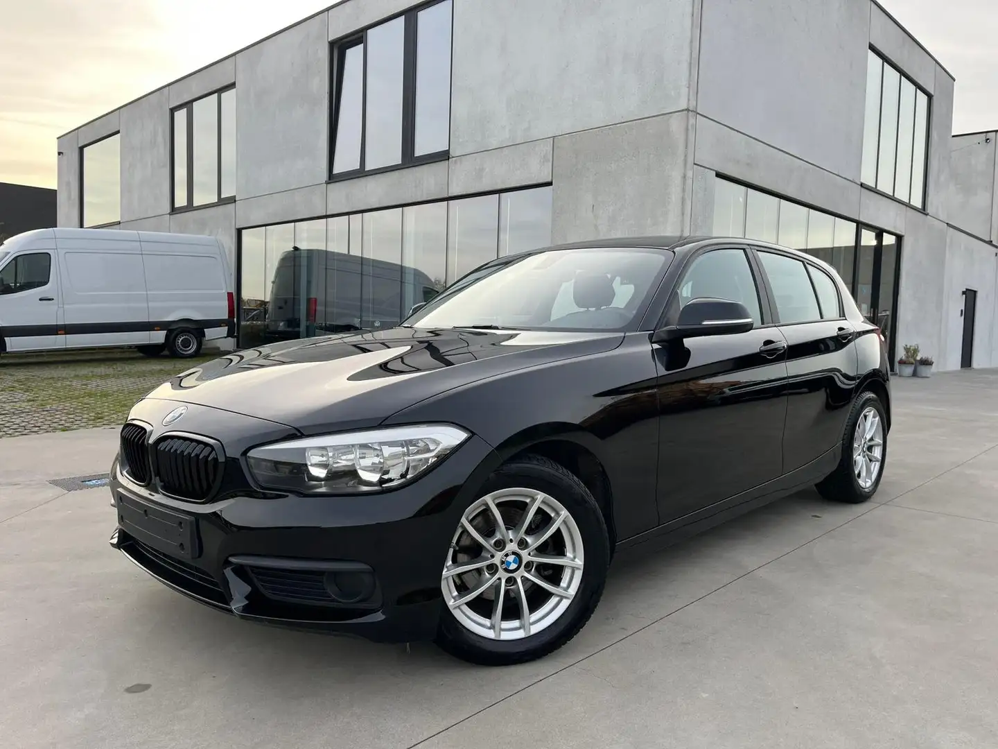 BMW 118 2018 benzine/Navi/Bluetooth/PDC/Garantie Zwart - 1