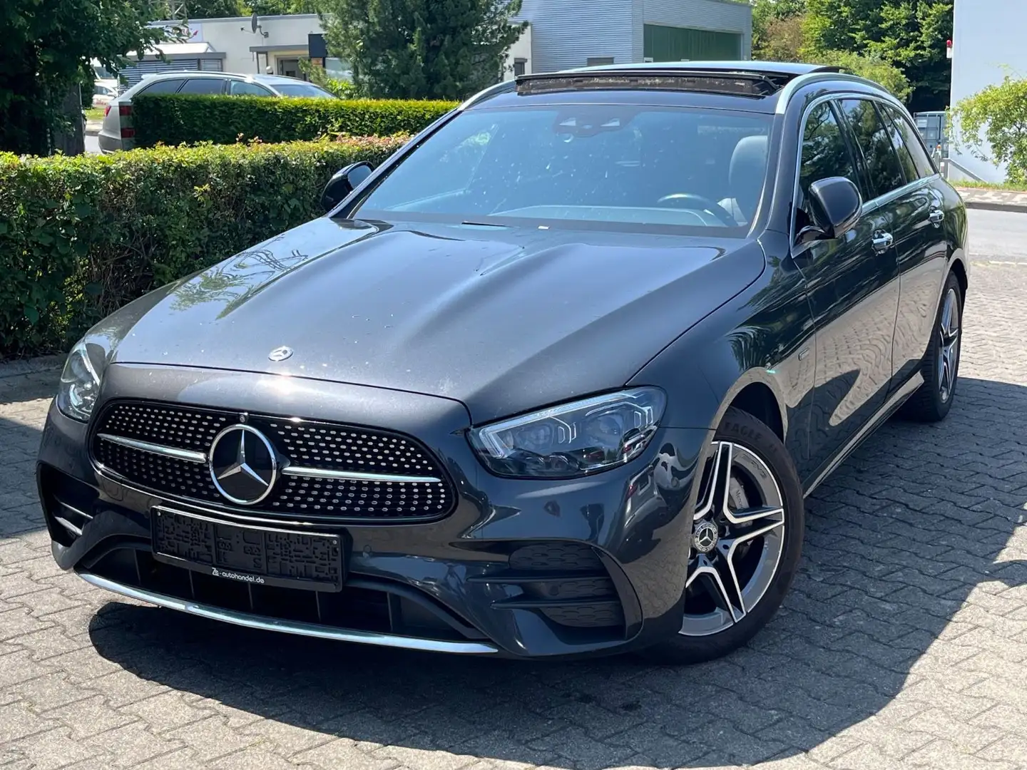Mercedes-Benz E 300 E300de Facelift AMG Panorama Distronic Burmester Grijs - 1