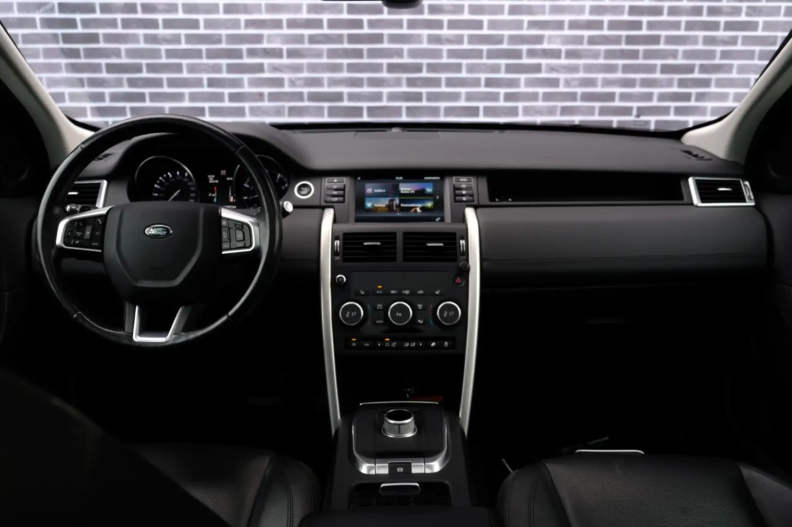 Land Rover Discovery Sport 2.0 Si4 4WD SE | Automaat | Trekhaak | Stoelverwar Zwart - 2