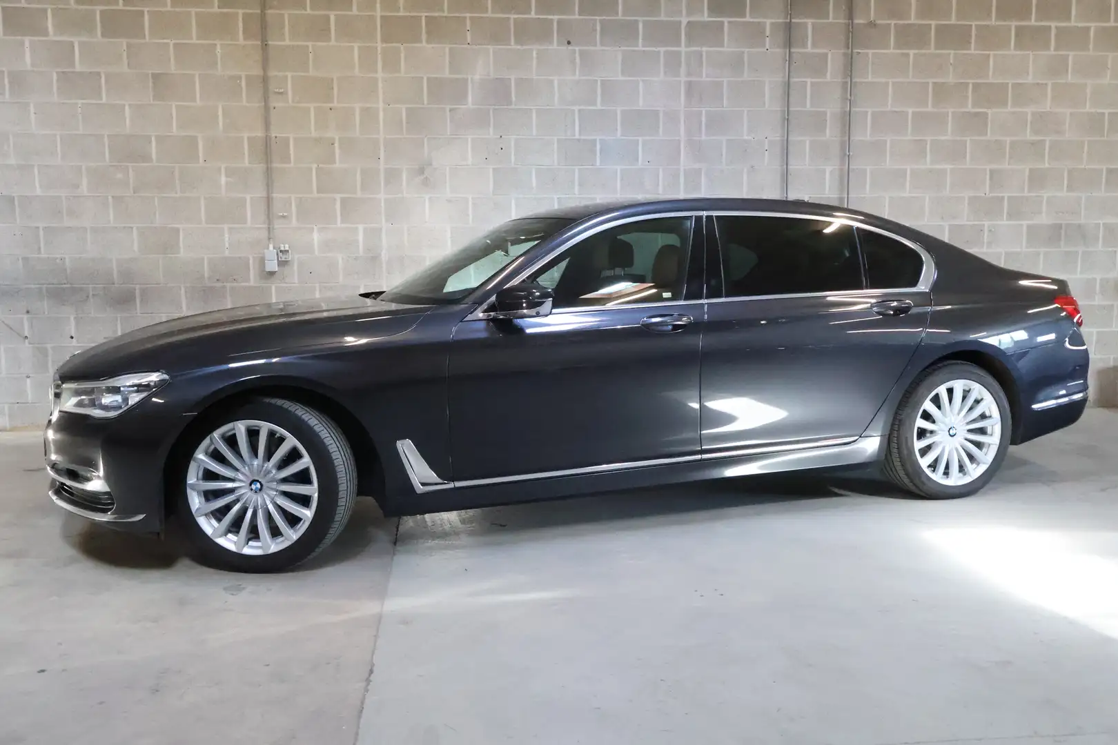BMW 740 Long dXAL| Executive lounge| ACC|Skylounge|B&W|HUD Grijs - 2