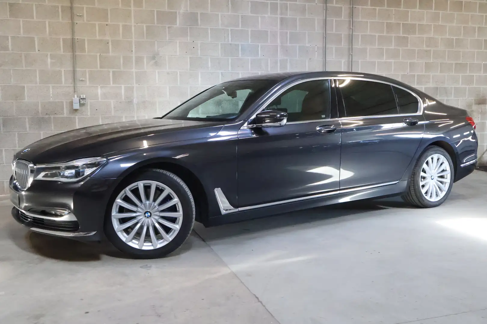 BMW 740 Long dXAL| Executive lounge| ACC|Skylounge|B&W|HUD Grijs - 1