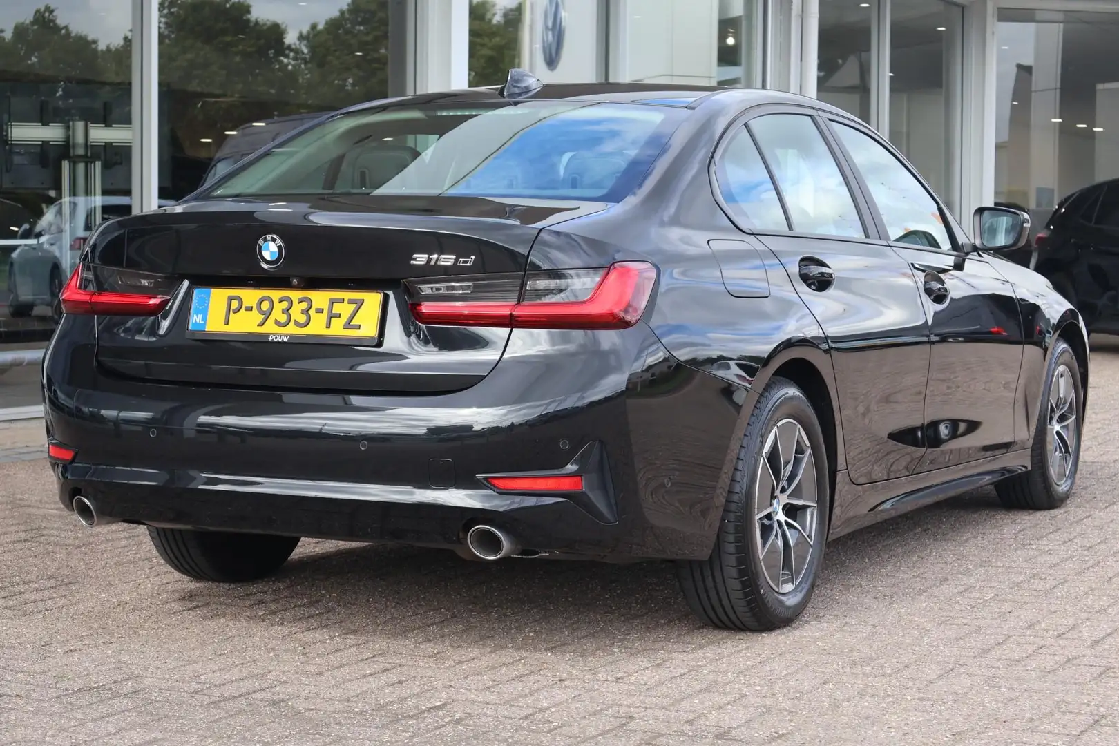 BMW 316 3-serie 316d 116pk AUT Business Edition | Navigati Negro - 2