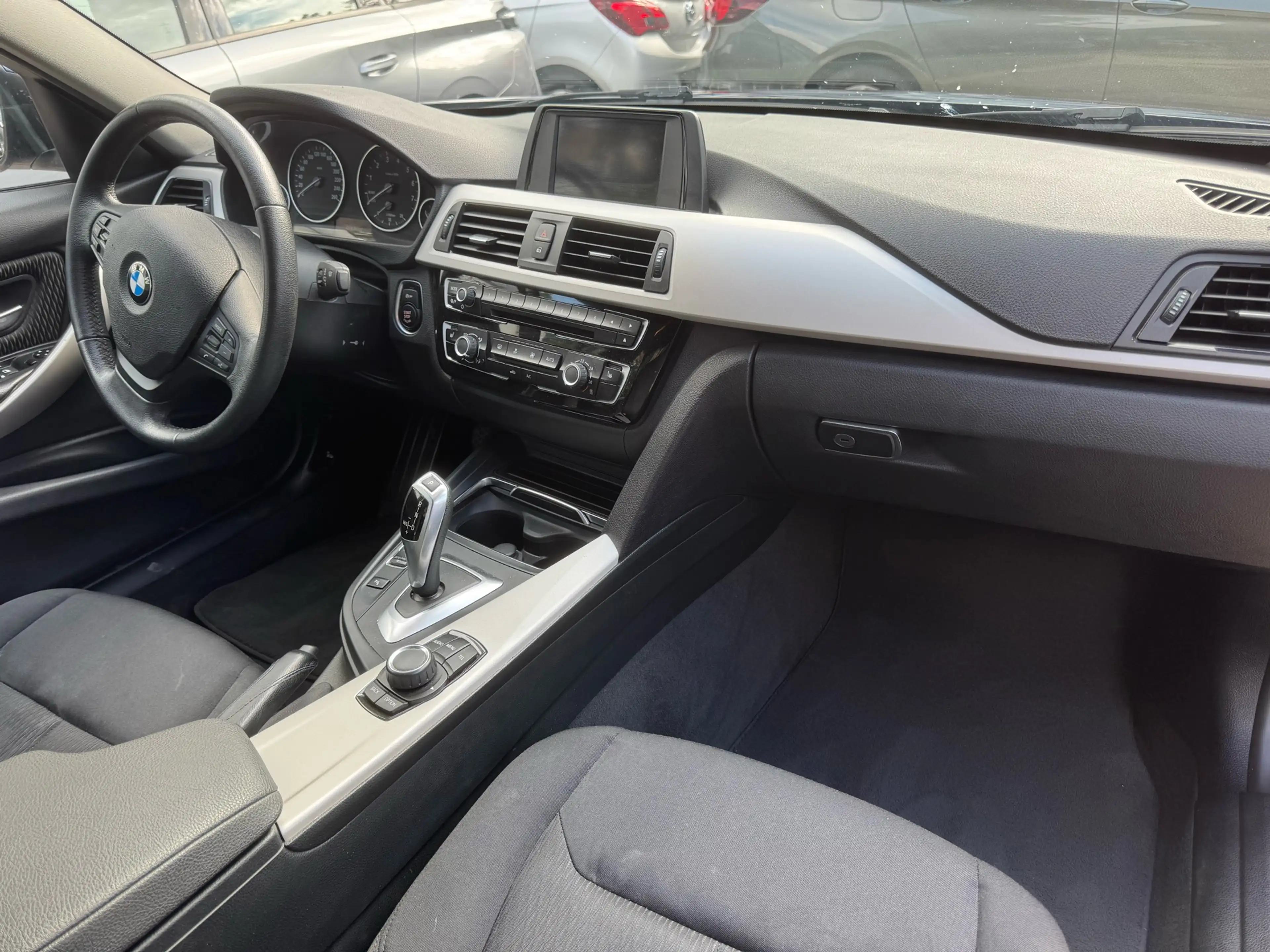 BMW 318 iA benzine - 78000KM - Garantie — photo 10