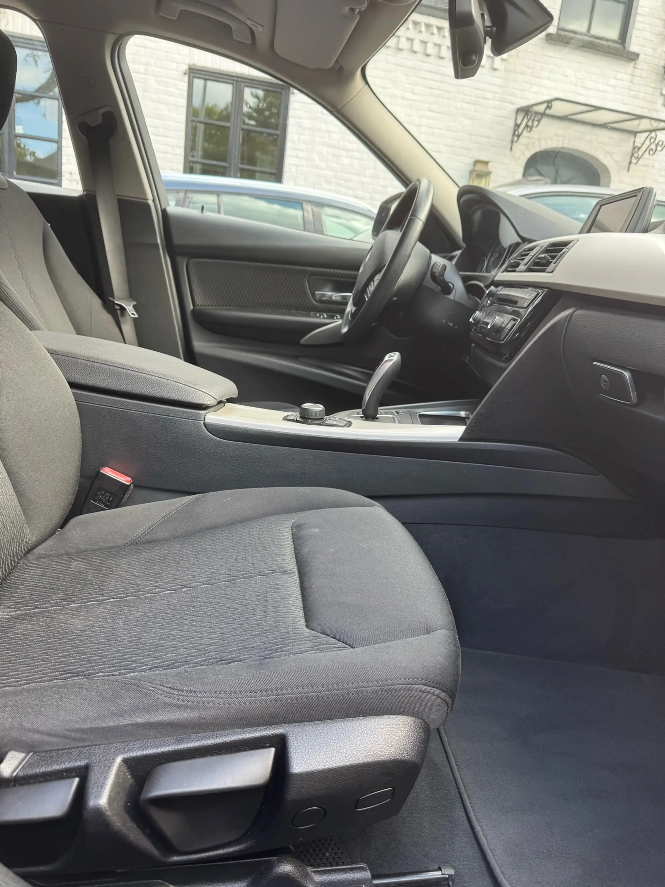 BMW 318 iA benzine - 78000KM - Garantie — photo 9
