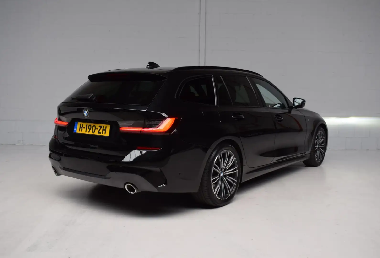 BMW 320 3-serie Touring 320d 190PK AUT M-SPORT ORG.NED / P Zwart - 2