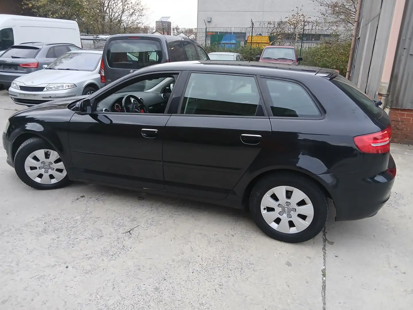 Audi A3 A3 Sportback 1.6 TDi Ambiente Start/Stop DPF Zwart - 1