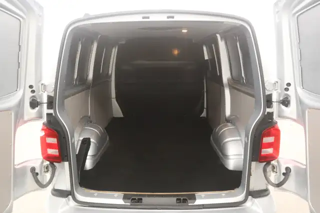 Volkswagen Transporter view 3