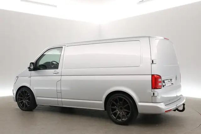 Volkswagen Transporter view 4