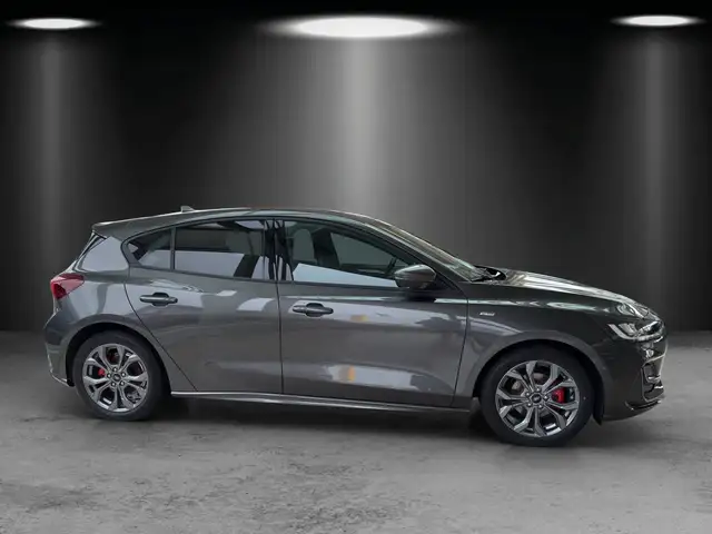 Ford Focus view 2