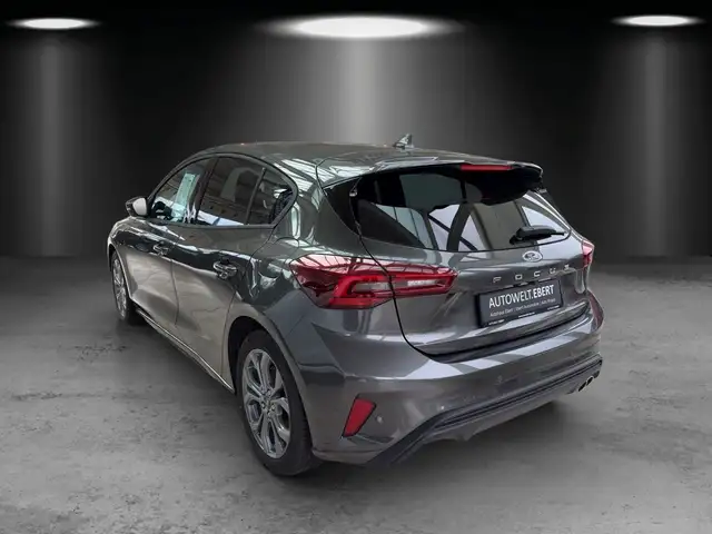 Ford Focus view 3