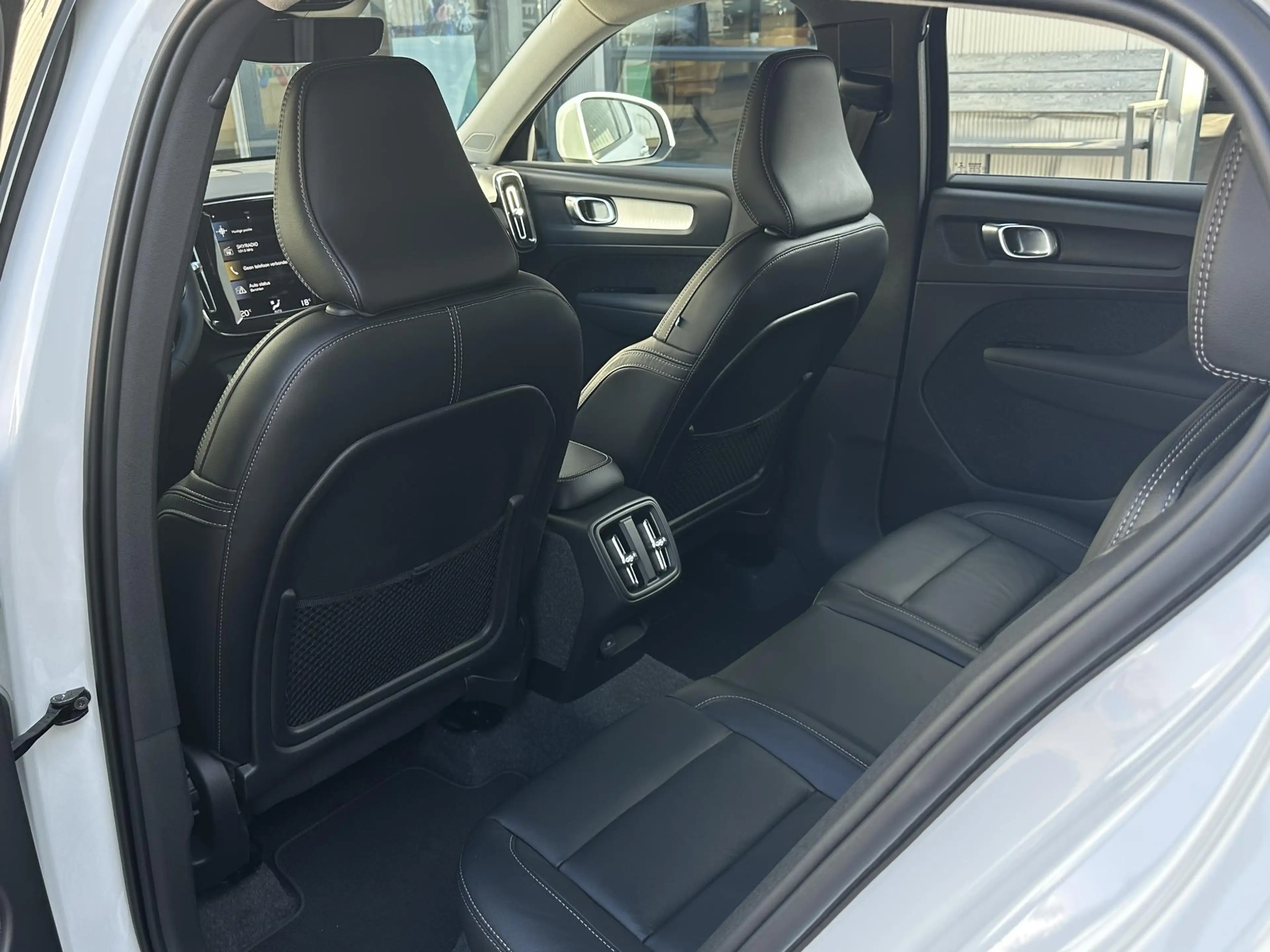 Volvo XC40 1.5 T2 Momentum Business | Camera/Carplay/Lederen — photo 31