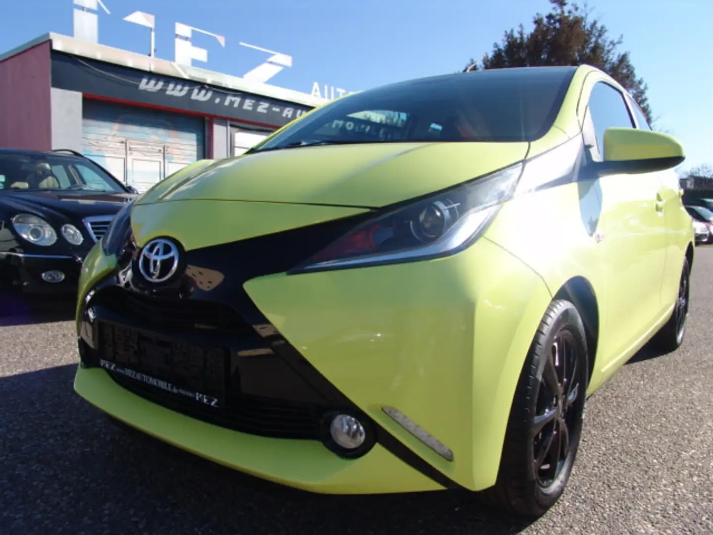 Toyota Aygo 1.0 x-play touch Navi Tempo MFL R Cam Gelb - 1