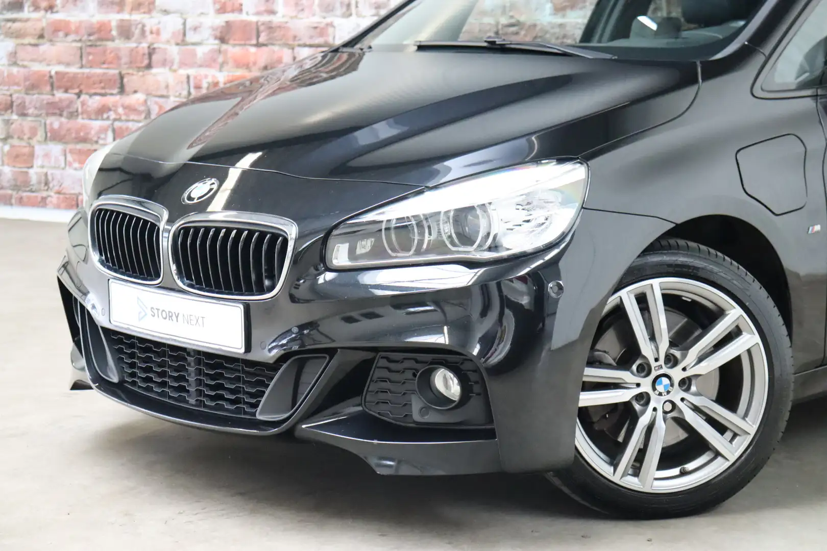 BMW 225 2-serie Active Tourer 225xe High Executive M Sport Zwart - 2