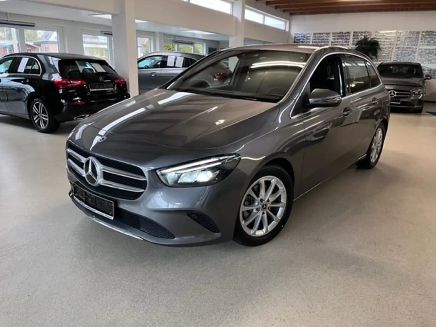 Mercedes-Benz B 180 Progressive+AHK+Spiegel-P.+Kamera+LED+Komfort-Fahr Grau - 2