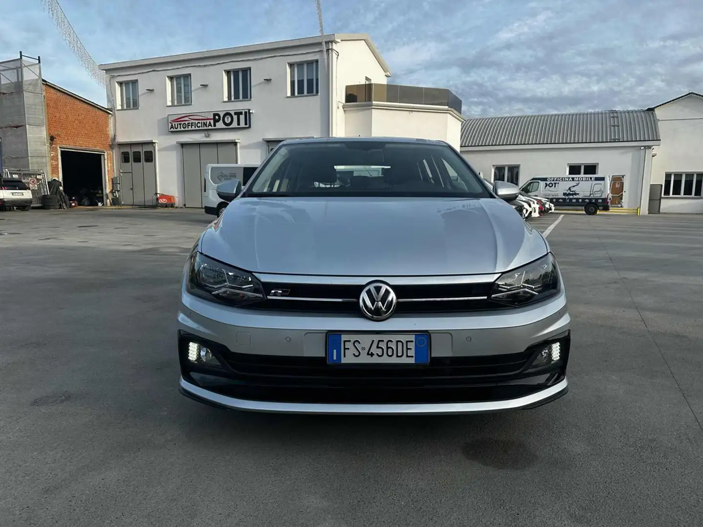 Volkswagen Polo 1.0 TSI 5p. Highline BlueMotion Technology R-LINE Zilver - 2