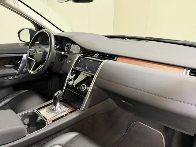 Land Rover Discovery Sport view 12