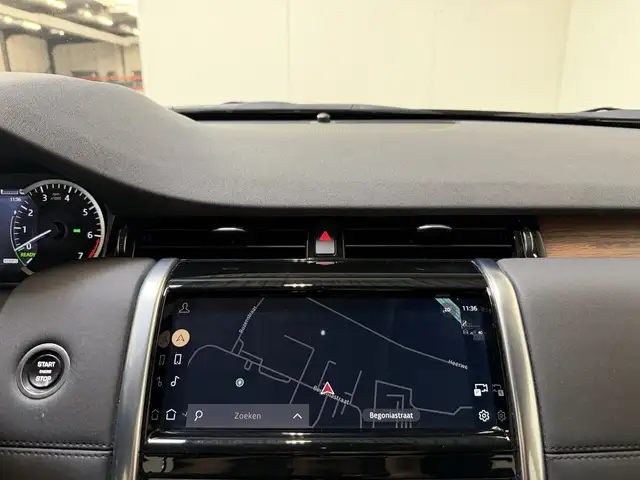 Land Rover Discovery Sport view 13