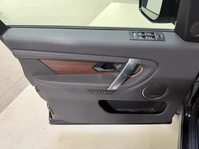 Land Rover Discovery Sport view 18